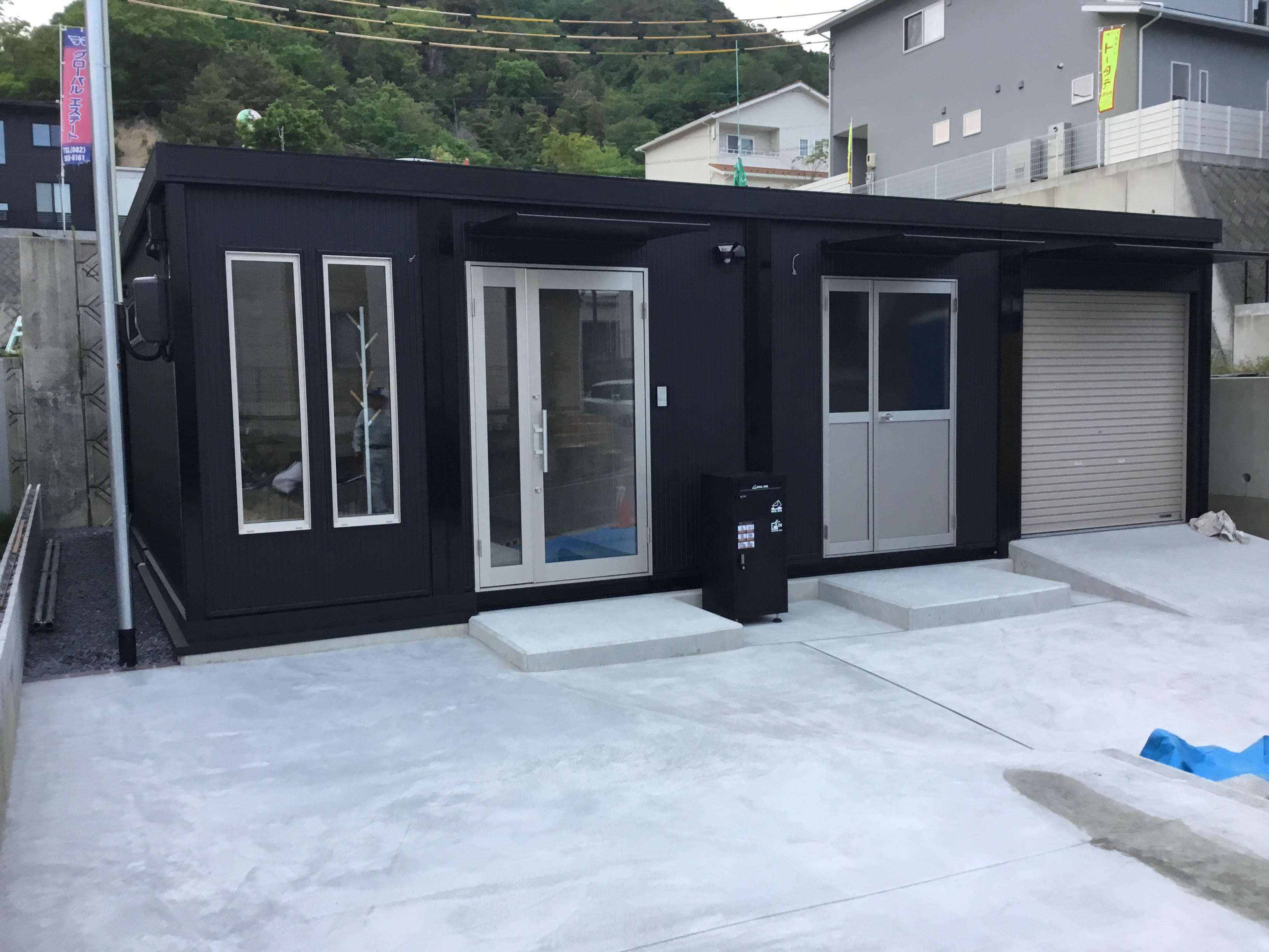 納品事例【事務所兼作業場/50型4連棟・シャッター付】