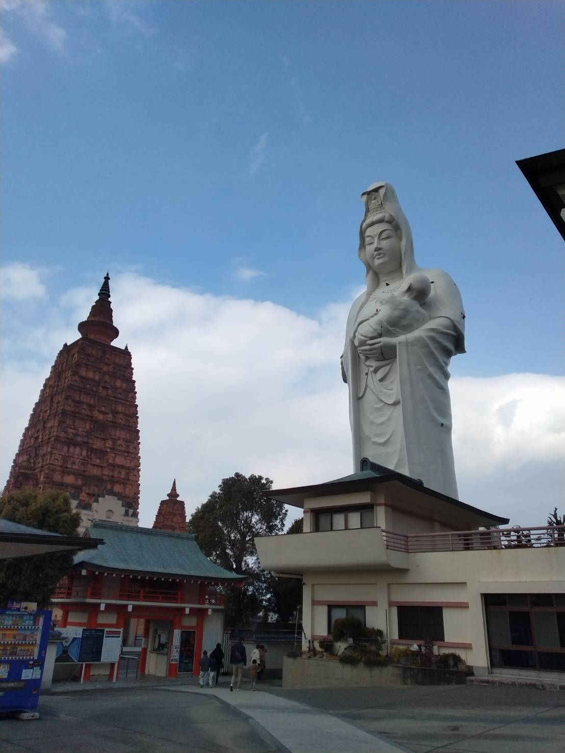 成田山 慈母観音像 !! でかい!”